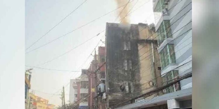 এবার জিগাতলায় আবাসিক ভবনে আগুন