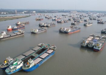 চট্টগ্রাম বন্দরে ডিজিটাল বিপ্লব: লাইটার জাহাজ খালাসে অত্যাধুনিক সফটওয়্যার চালু