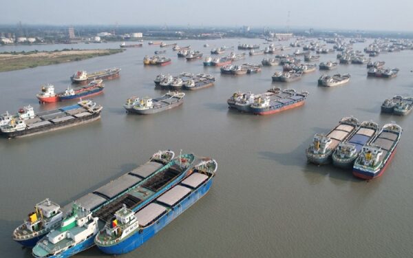 চট্টগ্রাম বন্দরে ডিজিটাল বিপ্লব: লাইটার জাহাজ খালাসে অত্যাধুনিক সফটওয়্যার চালু