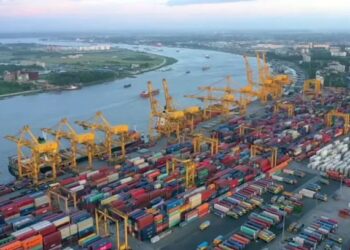 বিদেশি কোম্পানিকে টার্মিনাল ইজারার প্রতিবাদ: চট্টগ্রাম বন্দরে শ্রমিকদের কর্মবিরতিতে স্থবিরতা