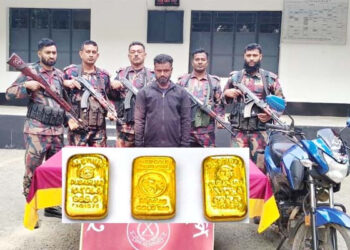 চুয়াডাঙ্গার জীবননগরে তিনটি সোনার বারসহ পাচারকারী আটক