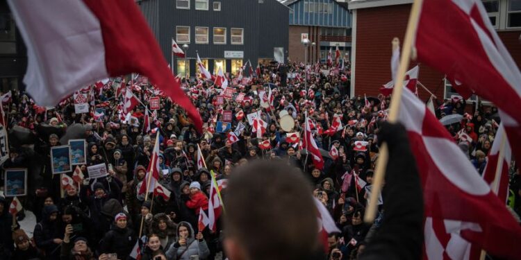 গ্রিনল্যান্ড ইস্যুতে ট্রাম্পের শুল্ক হুমকি: ইউরোপের ‘ট্রেড বাজুকা’ ব্যবহারের পাল্টা হুঁশিয়ারি