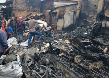 রাজবাড়ীতে ভয়াবহ অগ্নিকাণ্ড: তিন দোকান পুড়ে ছাই