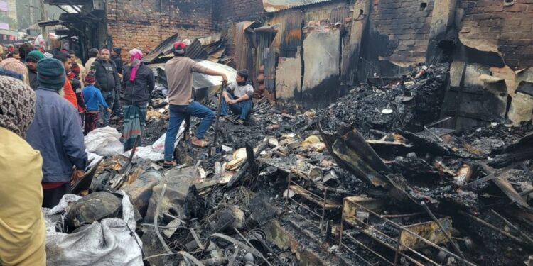 রাজবাড়ীতে ভয়াবহ অগ্নিকাণ্ড: তিন দোকান পুড়ে ছাই
