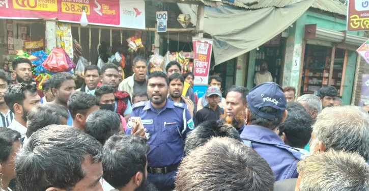 ধুনটে মব সৃষ্টি করে তিন পুলিশ সদস্যকে হেনস্তা