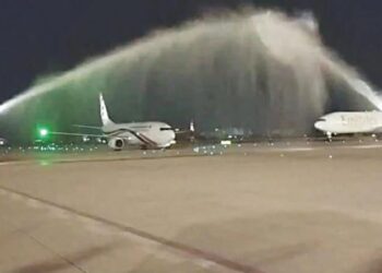 পাকিস্তানে ১৪ বছর পর নামল বাংলাদেশের বিমান, ওয়াটার স্যালুটে অভ্যর্থনা