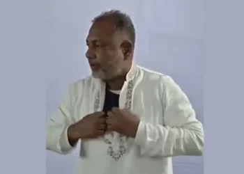 পাঞ্জাবি খুলে বুলেটপ্রুফ জ্যাকেট দেখালেন বিএনপি প্রার্থী