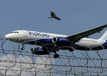 বোমাতঙ্কে মাঝ আকাশ থেকে জরুরি অবতরণ, তল্লাশিতে মেলেনি বিস্ফোরক