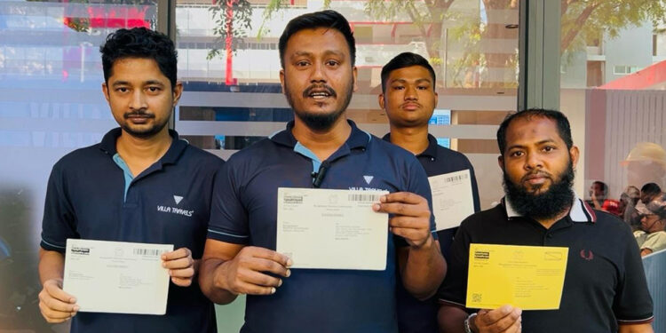 ব্যালট পেপার হাতে পেয়ে উচ্ছ্বসিত মালদ্বীপের প্রবাসী বাংলাদেশিরা