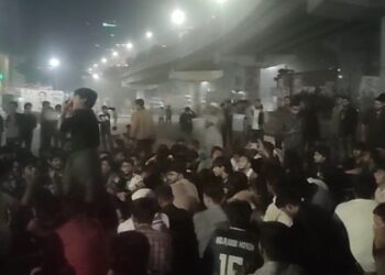 মধ্যরাতে ঢাকা পলিটেকনিক শিক্ষার্থীদের সড়ক অবরোধ