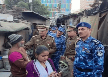 মোবাইল দিয়ে ‘মানুষ স্ক্যান’ করে বাংলাদেশি শনাক্ত! উত্তর প্রদেশ পুলিশের আজব কাণ্ডে বিশ্বজুড়ে হাস্যরস