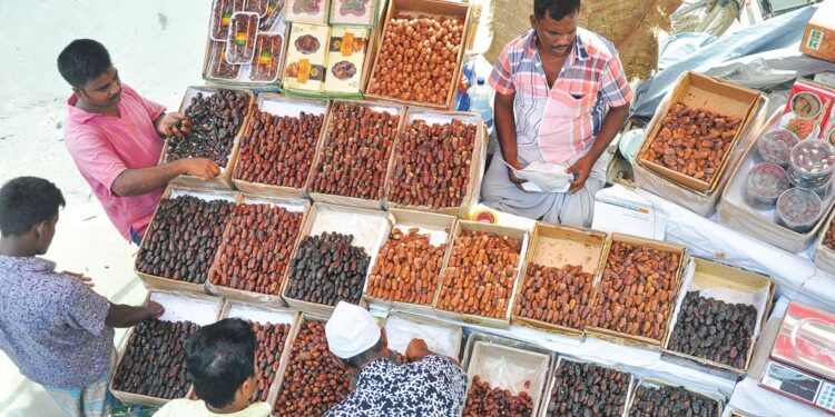 রমজানের আগেই সিন্ডিকেটের কবজায় বাজার: আমদানিকৃত পণ্যের কৃত্রিম সংকটে দিশেহারা ভোক্তা