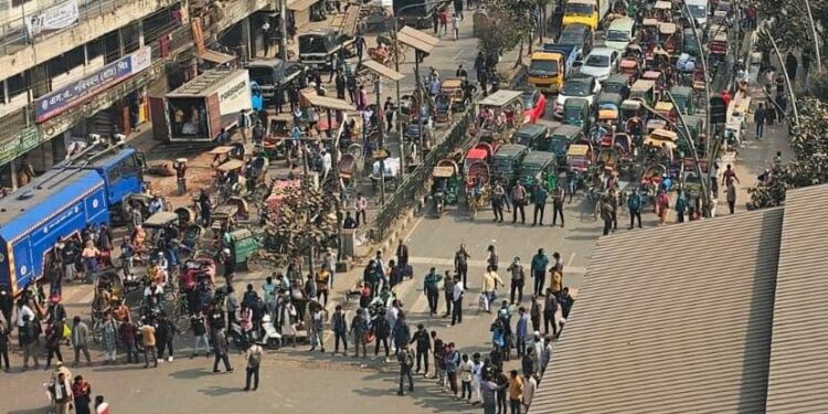 সাত কলেজের অবরোধে অচল ঢাকা: ‘মানুষের জীবন অতিষ্ঠ হয়ে গেছে’