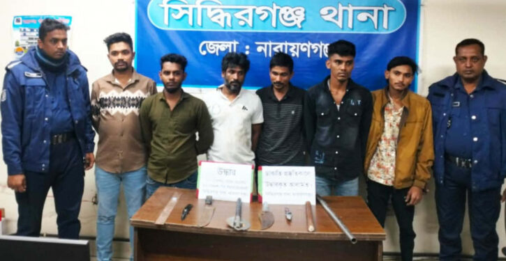 সিদ্ধিরগঞ্জে ডাকাতির প্রস্তুতিকালে অস্ত্র ও মাদকসহ গ্রেফতার ৮