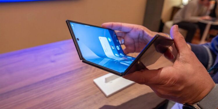 ২০২৬ সালে আসছে যেসব ফোল্ডেবল ফোন: নজর কাড়বে অ্যাপল ও স্যামসাংয়ের ‘ট্রাই-ফোল্ড’