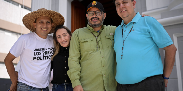 ভেনেজুয়েলায় বন্দি মুক্তির অংশ হিসেবে মানবাধিকার কর্মী জাভিয়ের তারাসোনা মুক্ত