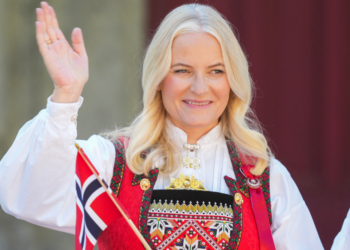 যৌন অপরাধী এপস্টেইনের সঙ্গে যোগাযোগে ক্রাউন প্রিন্সেসের ভুল স্বীকার