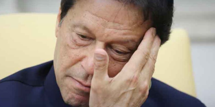 ইমরান খানের চোখে জটিলতা, যা জানালেন হাসপাতালের জ্যেষ্ঠ চিকিৎসক