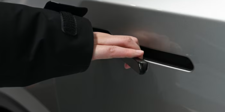 নিরাপত্তা ঝুঁকির কারণে গাড়ির লুকানো দরজার হ্যান্ডেল নিষিদ্ধ করল চীন