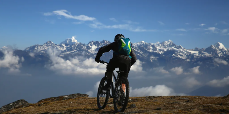 এভারেস্টের ছায়ায় হিমালয়ে মাউন্টেন বাইকিংয়ে নতুন রোমাঞ্চ