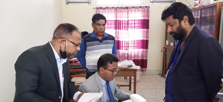 ফরিদপুরে ভোটকক্ষে টাকা বিতরণ, বিএনপির পোলিং এজেন্টকে জরিমানা