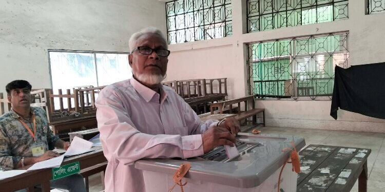 অস্ট্রেলিয়া থেকে পুরান ঢাকায়, সকালেই হাজির ভোটকেন্দ্রে