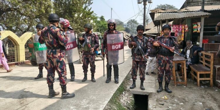 কুমিল্লা-৪ আসনে নির্বাচন উপলক্ষে যৌথ বাহিনীর নিরাপত্তা মহড়া