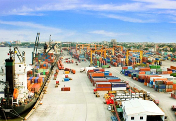 চট্টগ্রাম বন্দরে নজিরবিহীন অচলাবস্থা: জাহাজ চলাচল বন্ধ