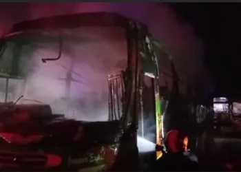 চাঁদপুরে পার্কিং করা বাসে আগুন