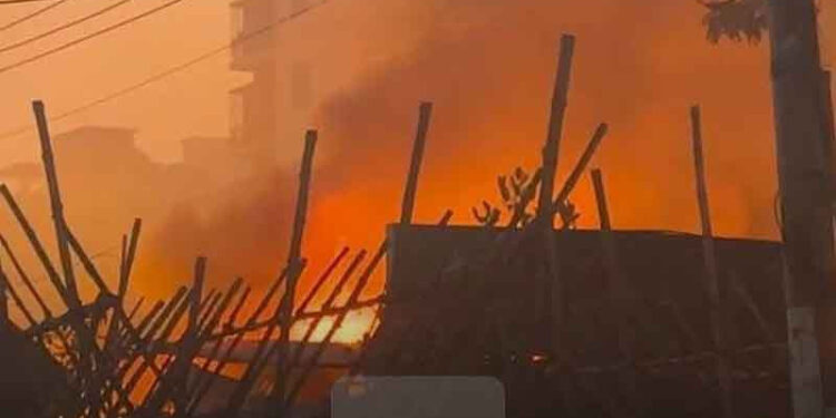 দাউদকান্দির গৌরীপুর বাজারে আগুন, ২৫ দোকান পুড়ে ছাই