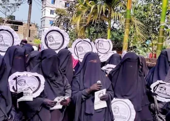 বরিশালে ধর্মের দোহাই দিয়ে নারী কর্মীদের ভোট প্রচার