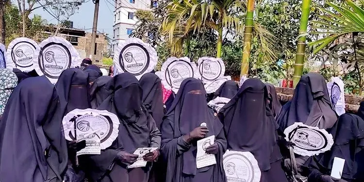 বরিশালে ধর্মের দোহাই দিয়ে নারী কর্মীদের ভোট প্রচার