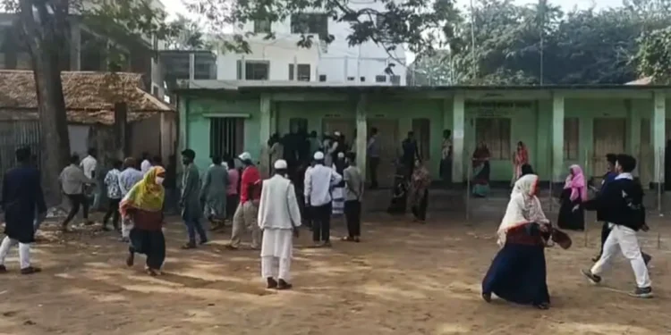 সরাইলে রুমিন ও জুনায়েদের সমর্থকদের হাতাহাতি, ১০ মিনিট ভোট বন্ধ