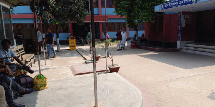 হিলি ইমিগ্রেশন দিয়ে যাত্রী পারাপার বন্ধ