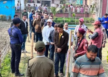 ১৭ বছর পর কেন্দ্রে লাইনে দাঁড়িয়ে ভোট দিলেন লুৎফুজ্জামান বাবর