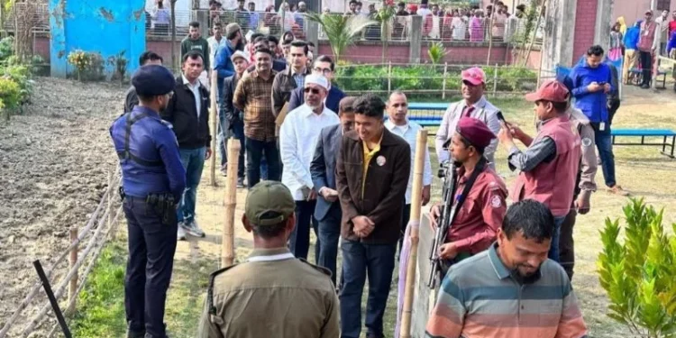 ১৭ বছর পর কেন্দ্রে লাইনে দাঁড়িয়ে ভোট দিলেন লুৎফুজ্জামান বাবর