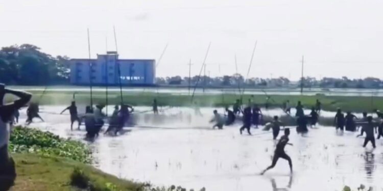 সুনামগঞ্জে হাওরের বাঁধ কাটা নিয়ে দুই পক্ষের রক্তক্ষয়ী সংঘর্ষ: আহত ১১, এলাকায় উত্তেজনা