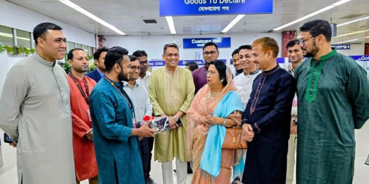 শাহজালাল বিমানবন্দর পরিদর্শন করলেন বিমানমন্ত্রী, মিষ্টি বিতরণ ও ঈদের শুভেচ্ছা বিনিময়
