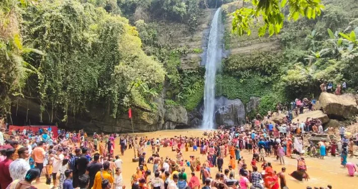 মাধবকুণ্ড জলপ্রপাতে পর্যটকদের উপচে পড়া ভিড়: ঈদের ছুটিতে মুখর মৌলভীবাজারের পর্যটন কেন্দ্র