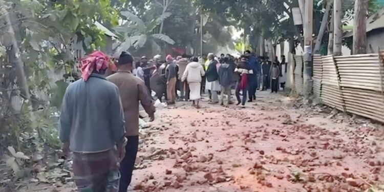 ফরিদপুরে ঈদের আনন্দ বিষাদে রূপ: নামাজের পরপরই দুই পক্ষের রক্তক্ষয়ী সংঘর্ষ ও লুটপাট