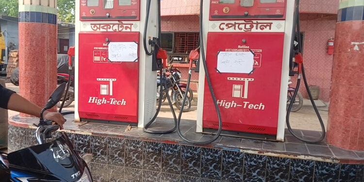 রাজবাড়ীর পাম্পগুলোতে তেল সরবরাহ বন্ধ, ভোগান্তিতে কর্মস্থলে ফেরা মানুষ