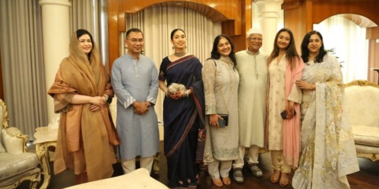প্রধানমন্ত্রীর পরিবারের সঙ্গে ড. ইউনূসের ঈদের শুভেচ্ছা বিনিময়