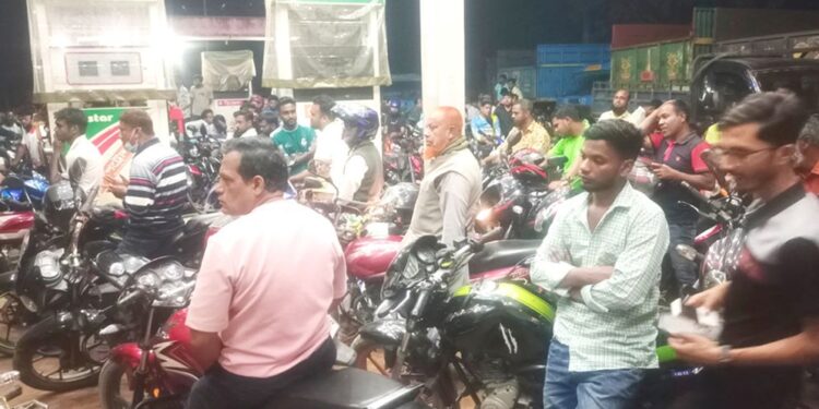 তেল আসার খবরে পাম্পে মুহূর্তেই ৫ শতাধিক বাইক, পুলিশি পাহারায় বিক্রি