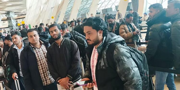 ইরান থেকে দেশে ফিরছেন ১৮৬ বাংলাদেশি