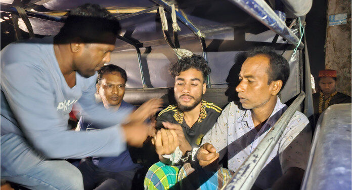 শ্রীপুরে পুলিশের ওপর হামলা: হ্যান্ডকাফসহ আটক ৪