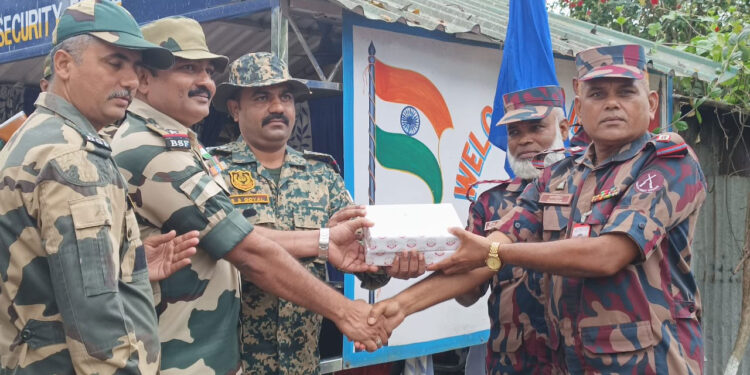 হিলি সীমান্তে বিজিবি ও বিএসএফের ঈদের শুভেচ্ছা বিনিময়, মিষ্টি উপহার