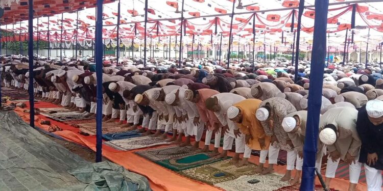 মাগুরায় বৈরী আবহাওয়ায় ঈদের জামাত, কেন্দ্রীয় ঈদগাহে হাজারো মুসল্লির নামাজ আদায়