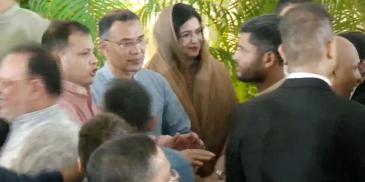 ঈদুল ফিতরের শুভেচ্ছা বিনিময় করছেন প্রধানমন্ত্রী