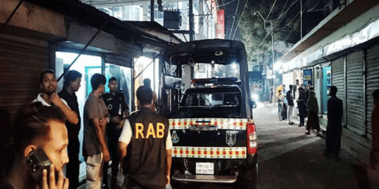 গুদামে পুঁতে রাখা অবস্থায় টিসিবির ১৪৪৪ লিটার তেল জব্দ, আটক ২