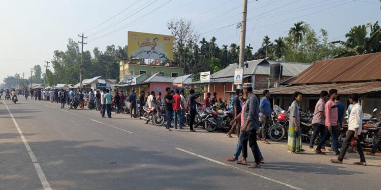 পেট্রল নিতে ১৭ ঘন্টা আগে লাইনে গাড়ি